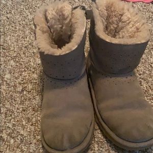 Light gray short uggs